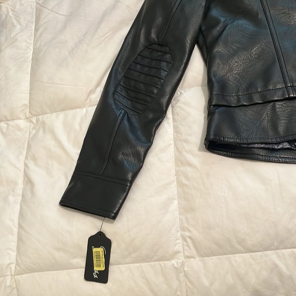 Black leather Guess jacket with white fur collar… - Picture 7 of 7